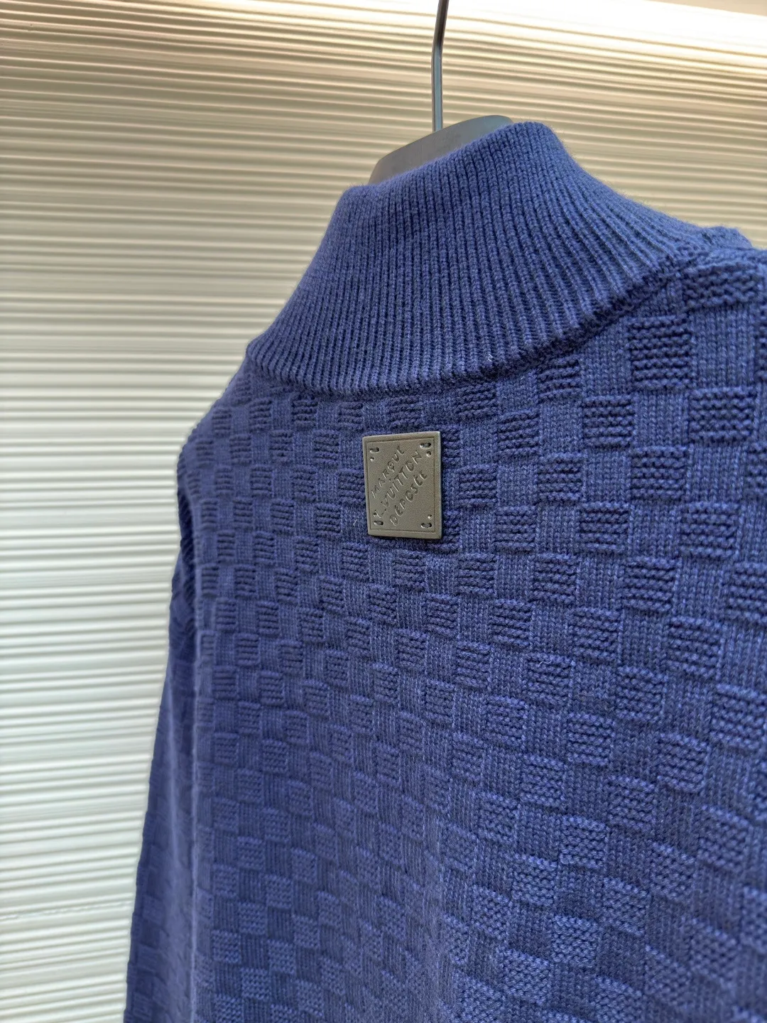 LOUIS VUITTON dark pattern mosaic checkerboard knitted pullover ●Original version: purchased and developed by 18756 ●Item number: 1680188-A70 ●Fabric: heavy cotton fabric ●Technology: knitting ●Version: fitted version ●Weight: about 825 grams ●Size: S-M-L-XL ●Description: It is made of the same heavy-weight pure cotton material as the original, with double threads. Each color is dyed in a separate vat. The weaving requires an imported Stoll 16-needle machine. The embroidery uses Behringer embroidery technology, and the details are restored to the same consistency. Customized dyeing without any color difference. The ingenious craftsmanship is perfectly restored, the three standards are complete, and the accessories are customized. The overall wiring is straight and delicate, the fabric is comfortable and soft, and the color is consistent without color difference. It can be matched with the same style to create a fashionable look and control various occasions. Customized accessories, complete with three standards, same style for men and women!